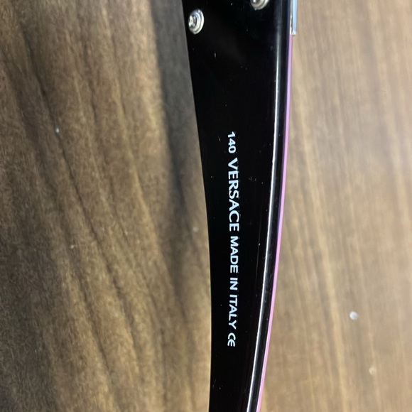 Versace sunglasses barely worn. Very good condition. Left eye a small scrach. - Picture 2 of 3